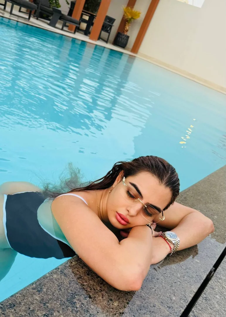 Esmi - Photo 12